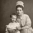 Dronning Alexandra og Prinsesse Maud i 1872 (Foto: Russel & Sons, Det kongelige hoffs fotoarkiv)